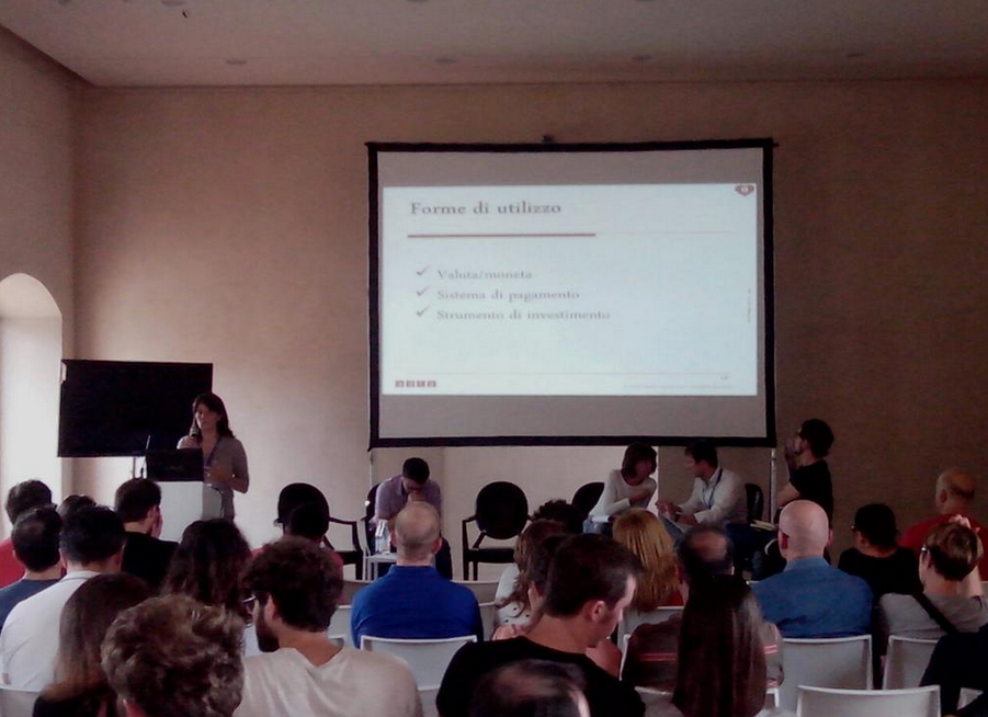 L'Avv. Giulia Arangüena durante l'intervento al panel «Quale futuro per i Bitcoin?», Internet Festival di Pisa, 12 ottobre 2014