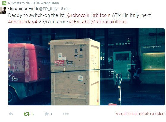 Tweet del giugno 2014 con la cassa del primo ATM Bitcoin Robocoin arrivato in Italia, pronto per il #nocashday4 del 26 giugno a Roma