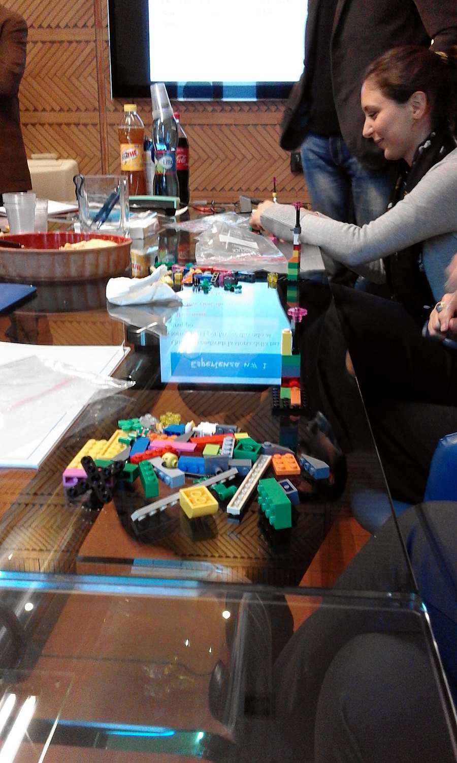 Il team ADLP al lavoro con i mattoncini durante la sessione di LEGO Serious Play